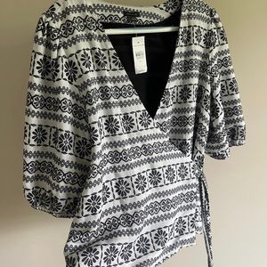 Beautiful, never worn, no flaws. Balloon sleeve, standard length, lined.